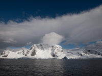 Antarctic Peninsula with snow-capped mountains_Erwin Vermeulen