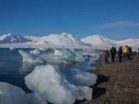 Hiking, Arctic spring © Jörg Berning - Oceanwide Expeditions_Jörg Berning