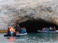 Ny Alesund, zodiac cruise © Geert Kroes - Oceanwide Expeditions.jpg_Geert Kroes