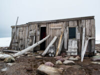 Raudfjord hut © Oliver Vogler - Oceanwide Expeditions_Oliver Vogler