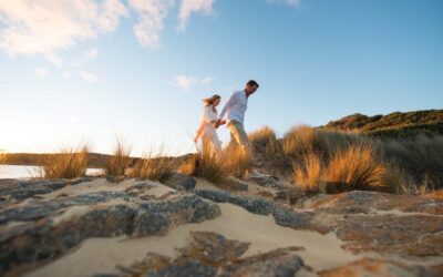 Saffire_Freycinet_Beach-Walk-Couple