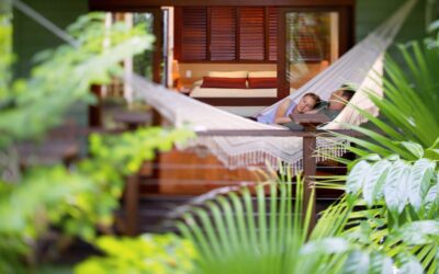 Silky-Oaks-Lodge_The-Daintree_Couple-Hammock