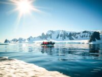 Zodiac cruising in Antarctica © Dietmar Denger - Oceanwide Expeditions.jpg_Dietmar Denger