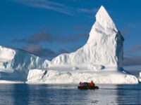 Zodiac cruising in the Weddell Sea_Rinie van Meurs